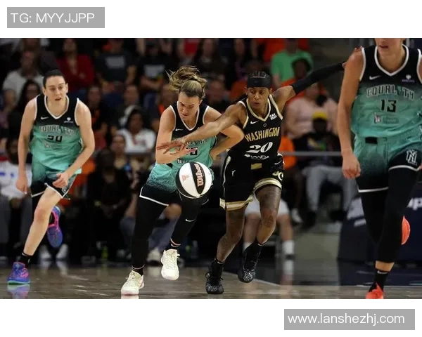 美国女篮自由队与水星队激战正酣谁能在季后赛中笑到最后